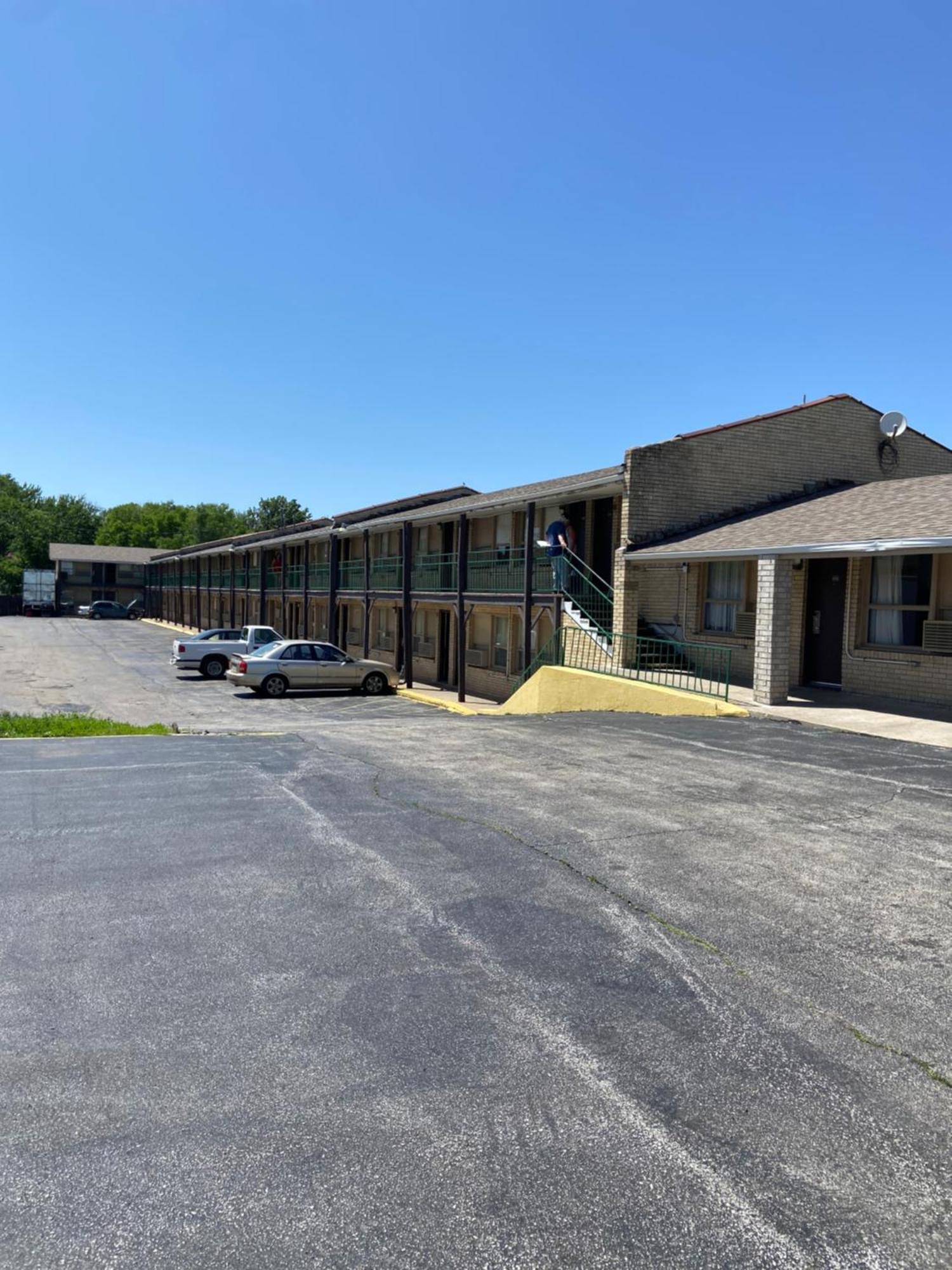 Glenstone Place Extended Stay Motel Springfield Exterior photo